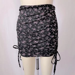 BLACK FLORAL RIBBED RUCHED MINI SKIRT
